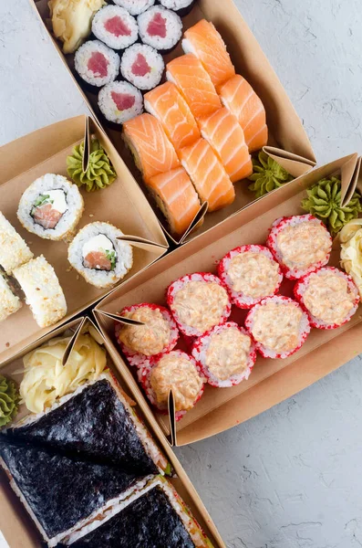 Tasty Sushi Rolls Disposable Kraft Paper Boxes Sauce Dark Table — Stock Photo, Image