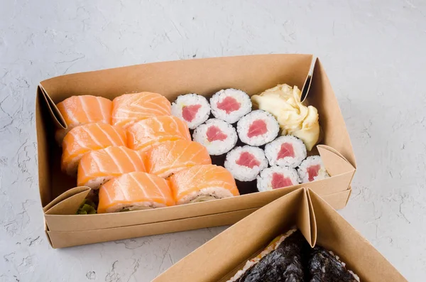Tasty Sushi Rolls Disposable Kraft Paper Boxes Sauce Dark Table — Stock Photo, Image