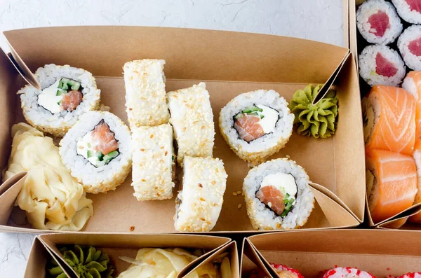 Rolos Sushi Saborosos Caixas Papel Kraft Descartáveis Molho Mesa Escura — Fotografia de Stock