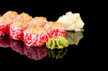 Havyarlı suşi rulosu alaska siyah arka plana yansıyor. Asya restoranı menüsü. Şablon düzenleme, metin için yer. 