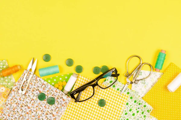 Renkli Sarı Yeşil Kumaşlar Makas Düğmeler Iplik Makaraları Sarı Gözlükler — Stok fotoğraf