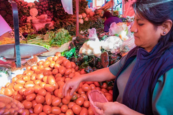 Vrouw die groenten en fruit koopt — Stockfoto