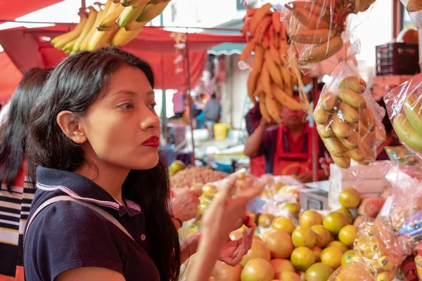 Mujer comprando algunas verduras y frutas — Foto de Stock