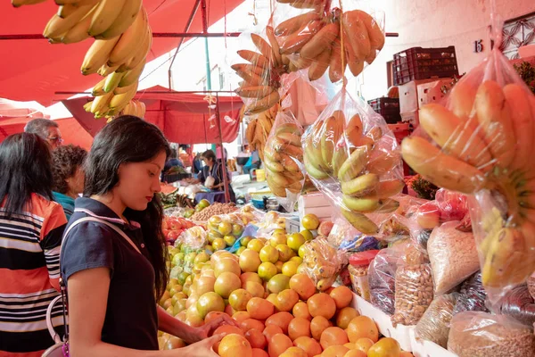 Vrouw die groenten en fruit koopt — Stockfoto