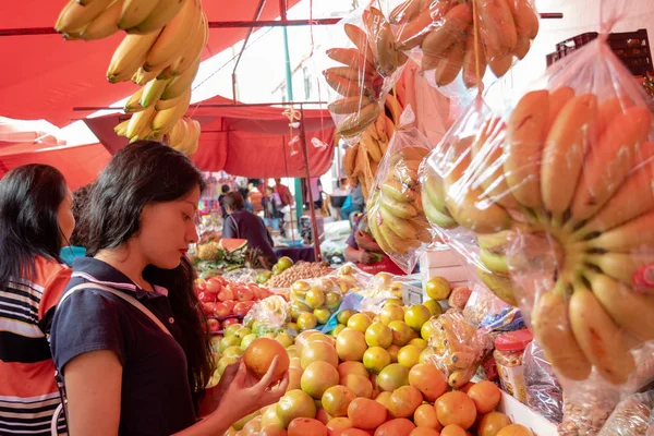 Mujer comprando algunas verduras y frutas —  Fotos de Stock