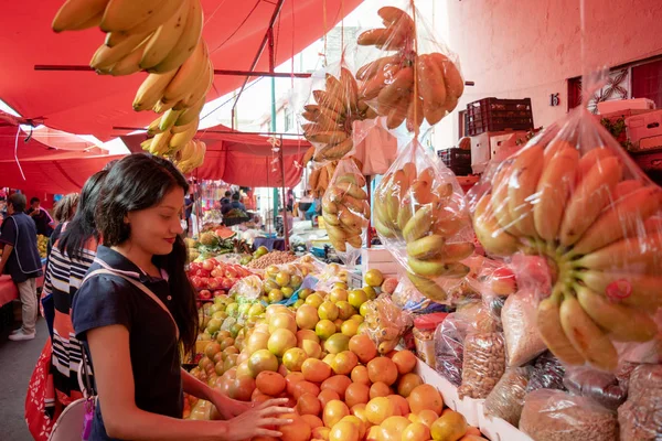 Vrouw die groenten en fruit koopt — Stockfoto
