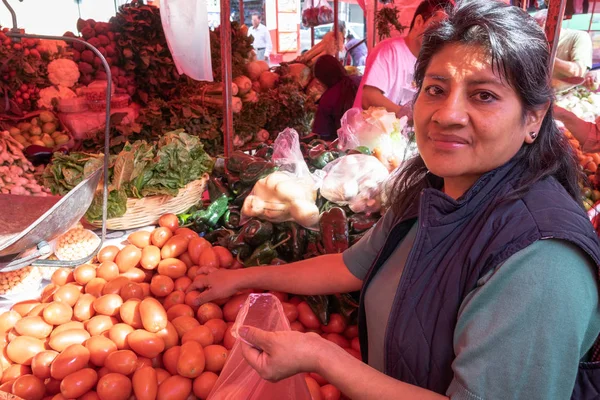 Woman buying some vegetables and fruits — ストック写真