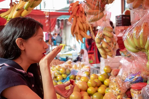 Mujer comprando algunas verduras y frutas —  Fotos de Stock