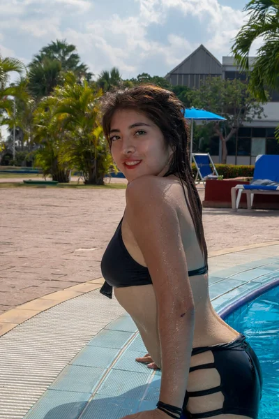 Chica pasando un buen rato en la piscina del hotel — Foto de Stock