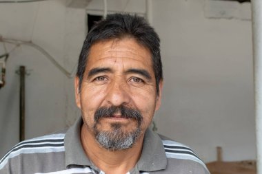 Nixtamal değirmeninde hamur satan bir adam. Hamuru tartmak için sarkaç kullanılıyor..