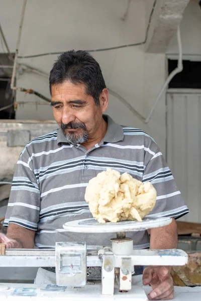 Een Man Die Deeg Verkoopt Nixtamal Mill Een Slingerweegschaal Wordt — Stockfoto