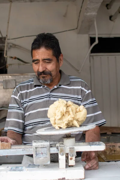 Hombre Vendiendo Pasta Molino Nixtamal Está Utilizando Una Balanza Péndulo —  Fotos de Stock