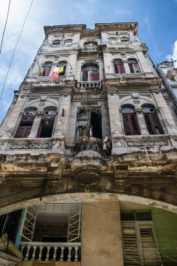 La Havana Küba 'nın ortasında çok eski bir bina. Yarısı tadilatta.