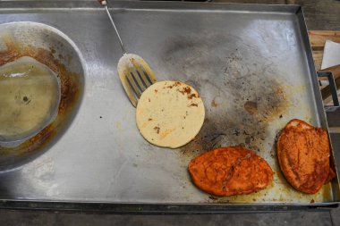 Tipik iki Meksika yemeğinin fotoğrafı hazırlanıyor.