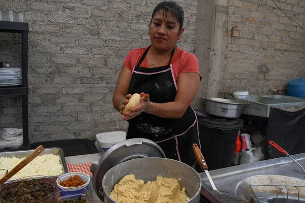 老女は自分の手で典型的なメキシコ料理を準備 — ストック写真