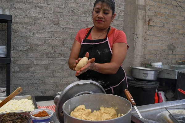 老女は自分の手で典型的なメキシコ料理を準備 — ストック写真
