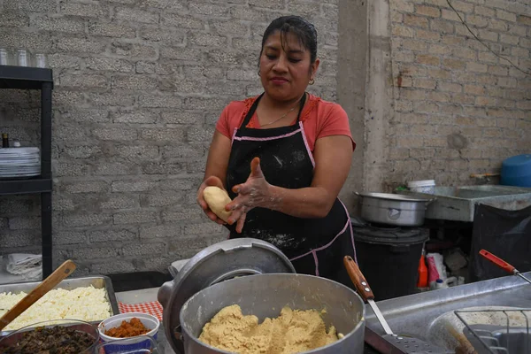 老女は自分の手で典型的なメキシコ料理を準備 — ストック写真