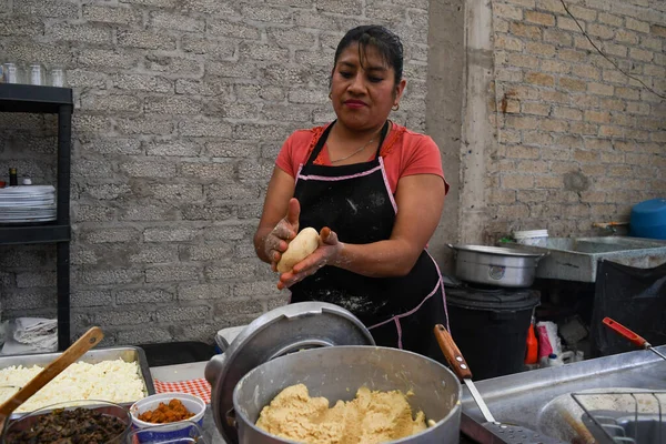 Vieille Femme Préparant Une Nourriture Mexicaine Typique Avec Ses Propres — Photo