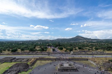Güneş Piramidinin tepesinden Teotihuacan Piramitleri 'nin manzarası