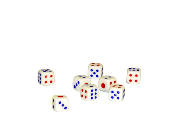 sekiz beyaz kumar zar üzerinde beyaz izole