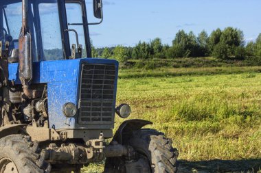 Traktörün ön yeşil çayır arka plan üzerinde büyük