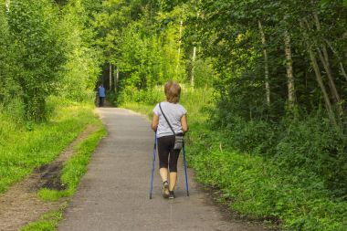 Yaşlı kadın park arka görünümünde yürüyüş spor devreye girer
