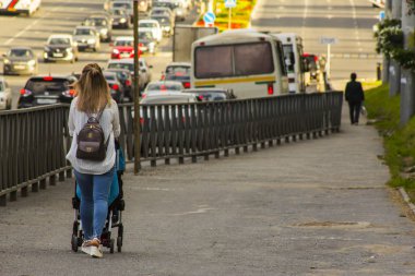 Anne Bebek arabası sokakta yürürken küçük çocukla.