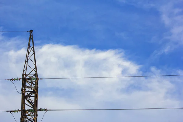 Elektrik kablo mavi gökyüzü ile. Gökyüzünün bir arka plan Powerlines