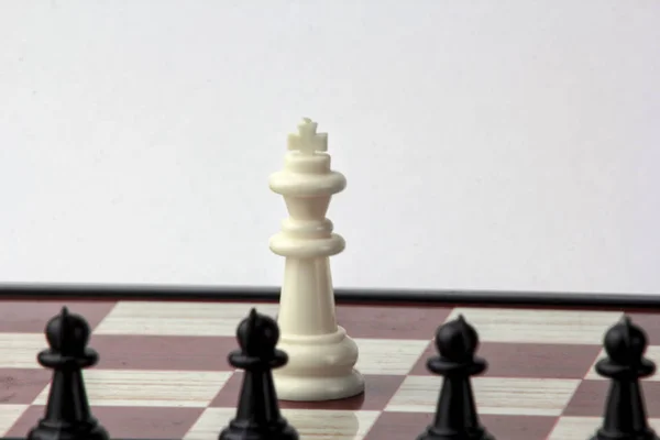 Satranç Kraliçe siyah piyon önünde beyaz. mücadele kavramı. Beyaz arka plan üzerinde izole.