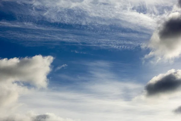 üzerinde mavi bir sonbahar gökyüzü gülümsemek güzel beyaz bulutlar