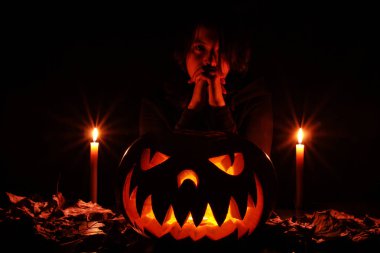 Karanlıkta parlayan korkunç bir Cadılar Bayramı Balkabağı