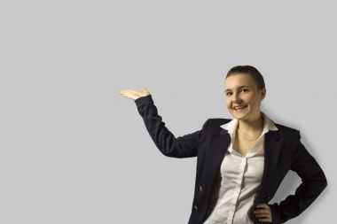 portre vurdu. bir ceket giyen genç güzel iş kadın geri, taranmış kısa saçlı. yaygın olarak gülümseyen.