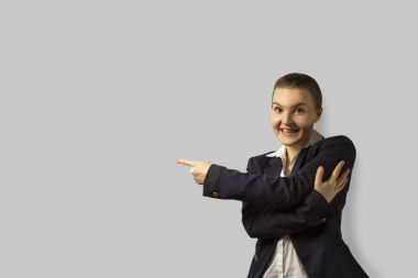 portre vurdu. bir ceket giyen genç güzel iş kadın geri, taranmış kısa saçlı. yaygın olarak gülümseyen.