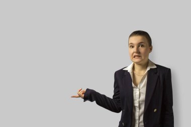 portre vurdu. bir ceket giyen genç güzel iş kadın kısa saçlı geri, taranmış.