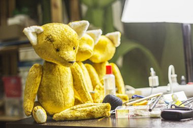 Oyuncak yapma süreci. Ustanın masasındaki oyuncak tilki. İğne işi.