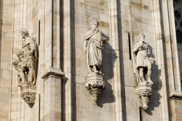 Mramorové sochy milánské katedrály. — Stock fotografie