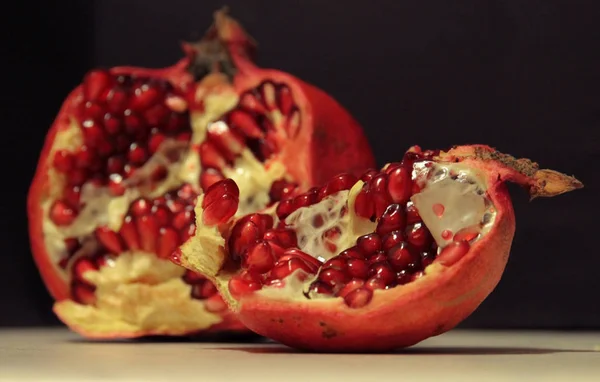 Granatapfel aus nächster Nähe öffnen — Stockfoto