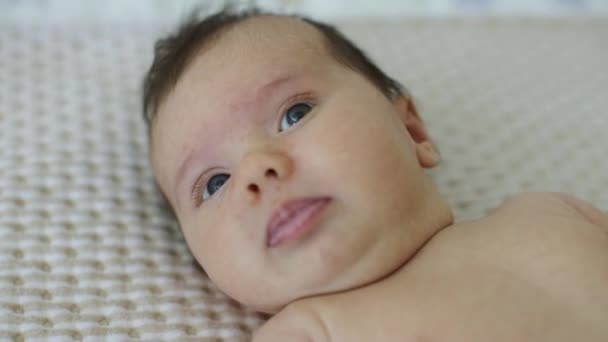 Aranyos kis baba feküdt az ágyon otthon 4k — Stock videók