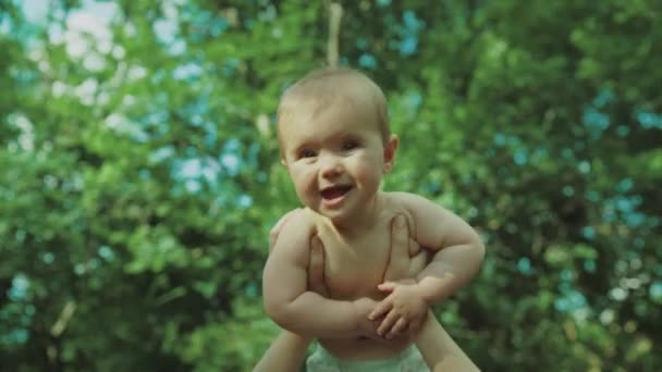 Mano sosteniendo bebé y levantar — Vídeos de Stock