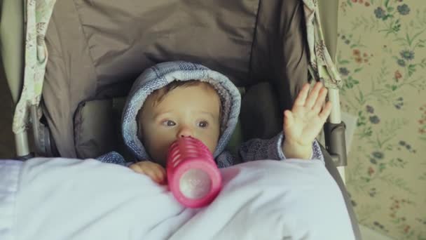 Mädchen trinkt Milch mit einer Flasche — Stockvideo