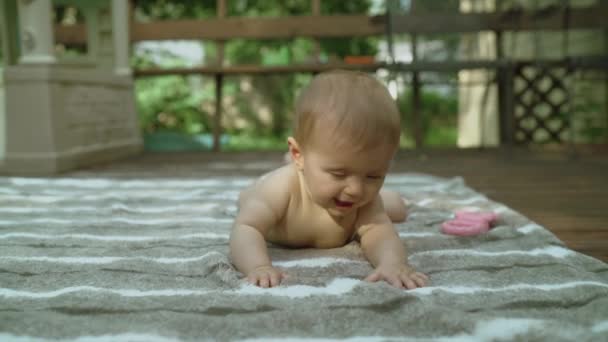 Küçük bir kız bebek yaz zamanı dışarıda yatıyor. — Stok video
