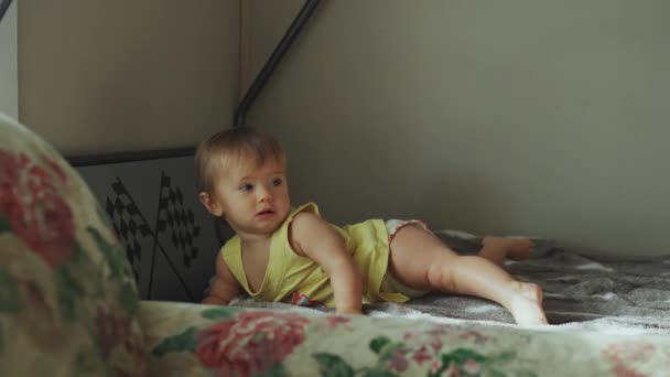 Linda niña en la habitación — Vídeo de stock