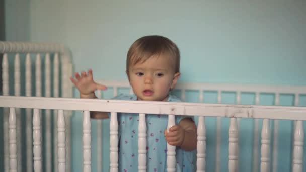 Милая малышка в детской кроватке — стоковое видео