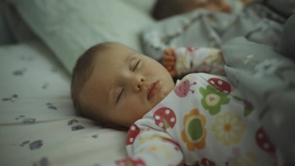Imádnivaló kislány alszik az ágyban. Nyugodt, békés gyermek álmodik nappal alvás közben. Gyönyörű baba a szülők ágyában. — Stock videók