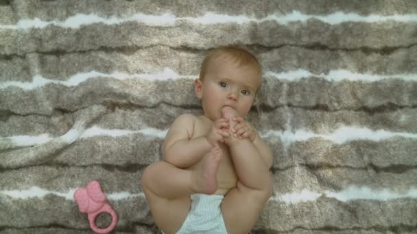 Little baby girl laying outdoors on a summer time — 비디오