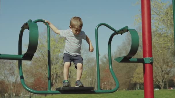 Garotinho no playground no verão — Vídeo de Stock