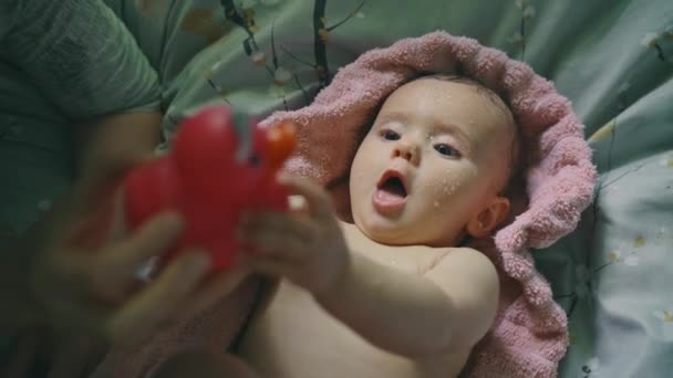 Baby meisje spelen met speelgoed — Stockvideo