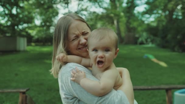 Matka bawi się i bawi ze swoją córeczką, wiosennym parkiem. Szczęśliwa mama i dziecko w parku w słoneczny dzień — Wideo stockowe