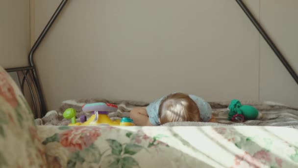 Bayi perempuan lucu di dalam ruangan. — Stok Video