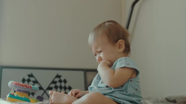 Cute baby girl w pokoju — Wideo stockowe